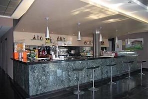 Serviert Frühstück, Mittagessen und Abendessen