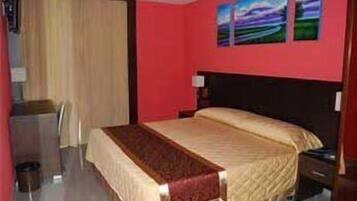 Double Room Single Use | Bar mini, peti besi dalam bilik, meja, kalis bunyi