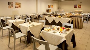 Sudah termasuk sarapan prasmanan setiap hari