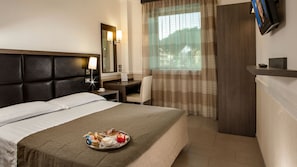 雙人或雙床房 | 低過敏寢具、迷你吧、客房內保險箱、書桌