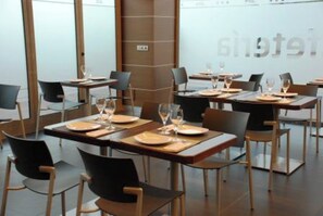 每日供應吃到飽早餐 (每人 EUR10)