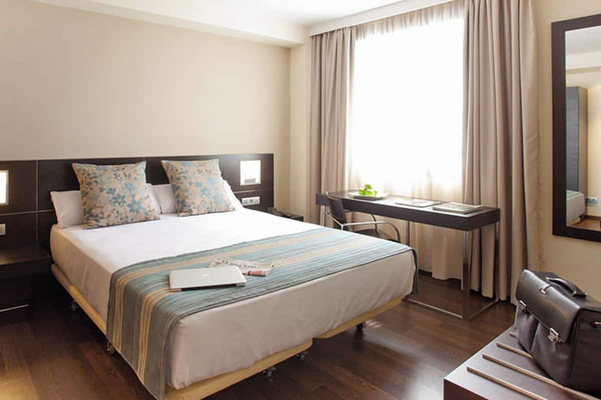 Minibar, desk, soundproofing, WiFi (free)
