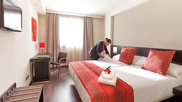 Klassieke Twin kamer | Een minibar, individueel gedecoreerd, een bureau, geluiddichte muren