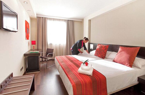 經典雙床房 | 迷你吧、獨特裝潢、書桌、隔音