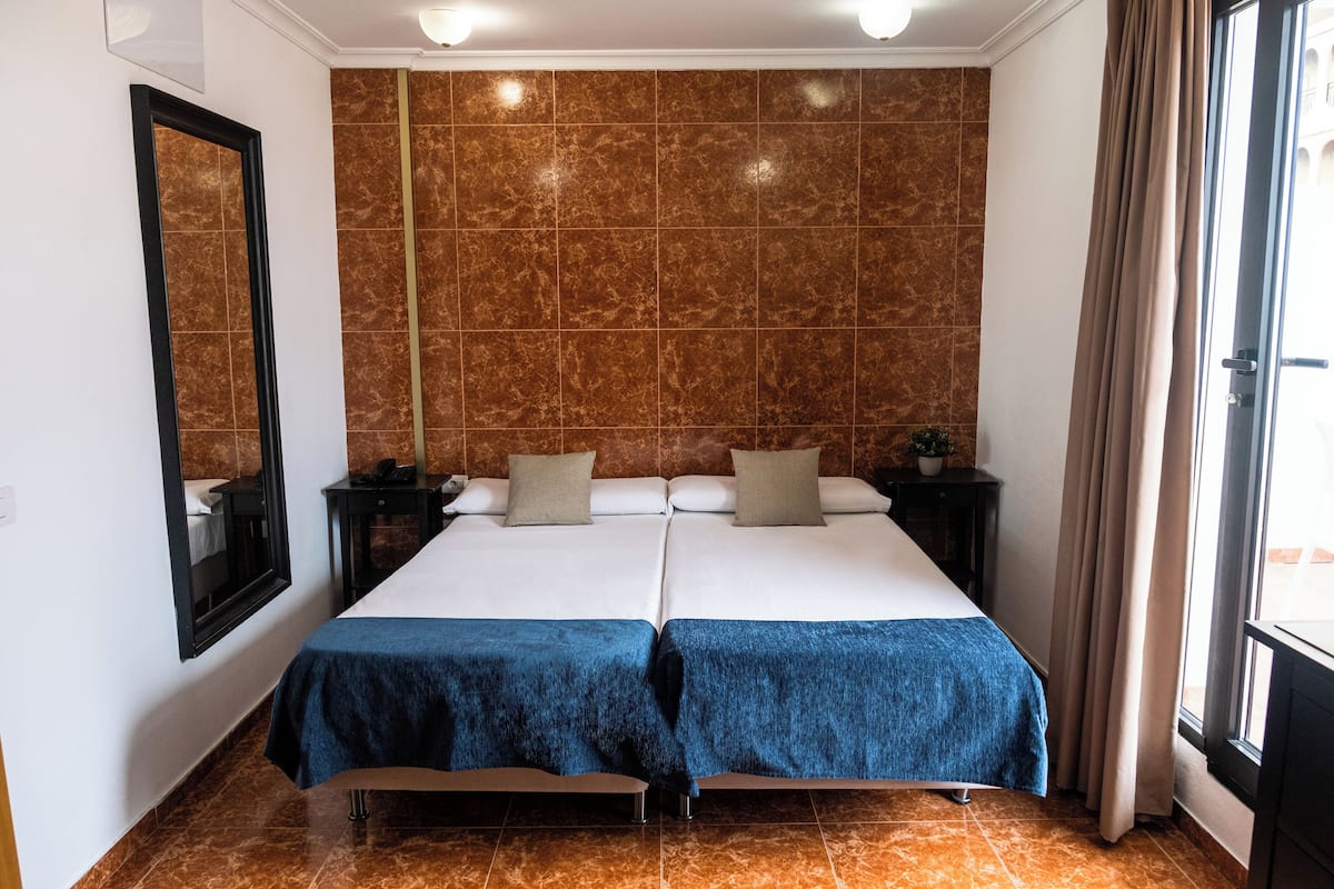 Basic double exterior room, balcony | Minibar, coffres-forts dans les chambres, rideaux occultants