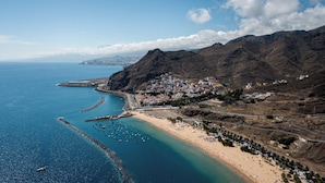 Nær stranden og hvit sand