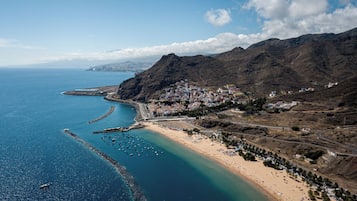 Una spiaggia nelle vicinanze, sabbia bianca