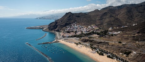 Beach nearby, white sand, 5 beach bars