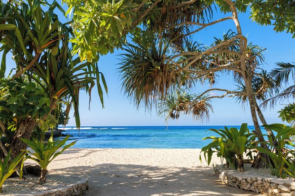 Bungalow, Beachfront | Premium bedding, in-room safe, desk, iron/ironing board