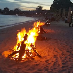 Plage privée, sable blanc, chaises longues, parasols