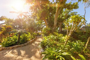 Ropa de cama de alta calidad y caja de seguridad en la habitación 