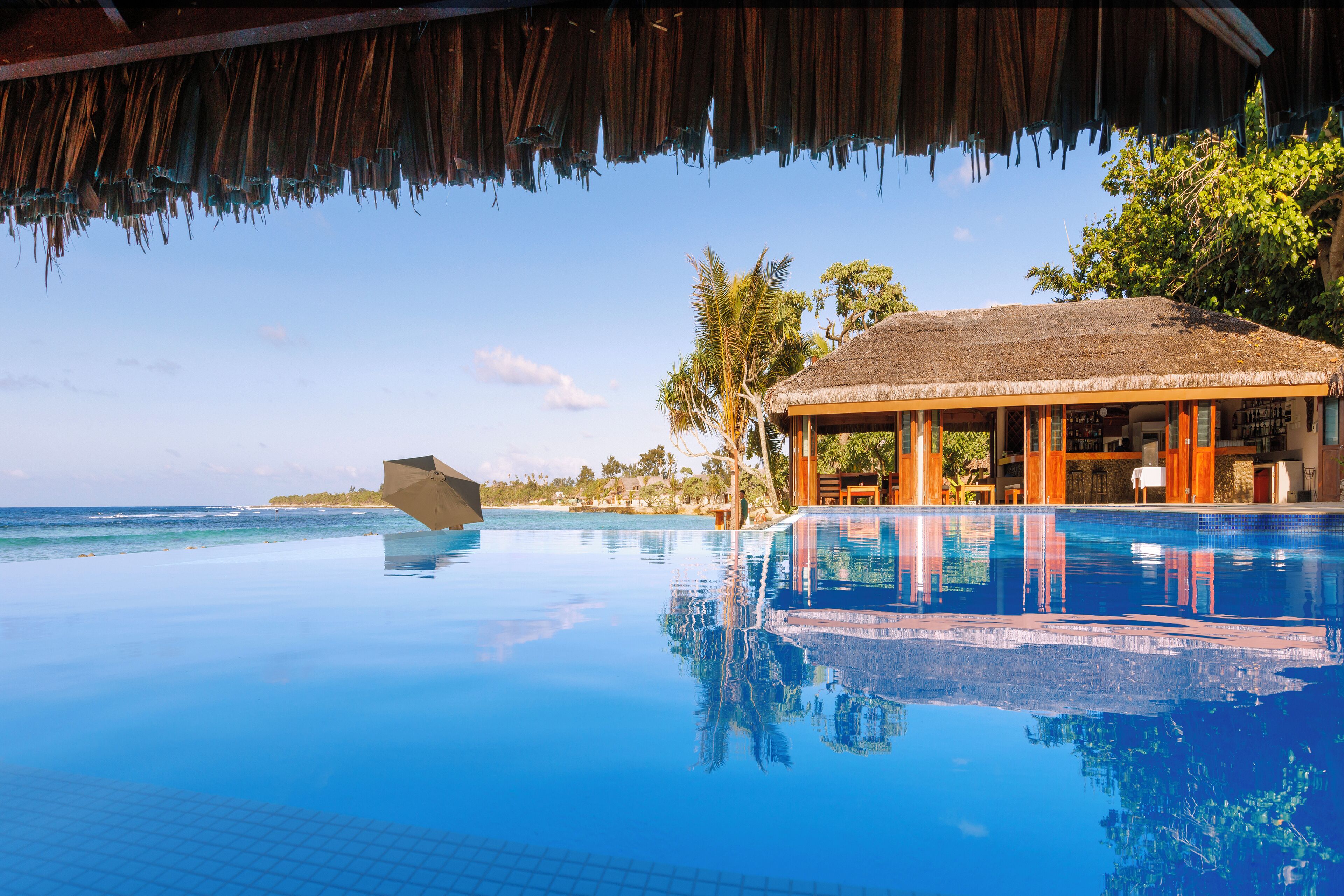 屋外プール、プール パラソル、サンラウンジャー