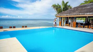 Utendørsbasseng, bassengparasoller og solsenger