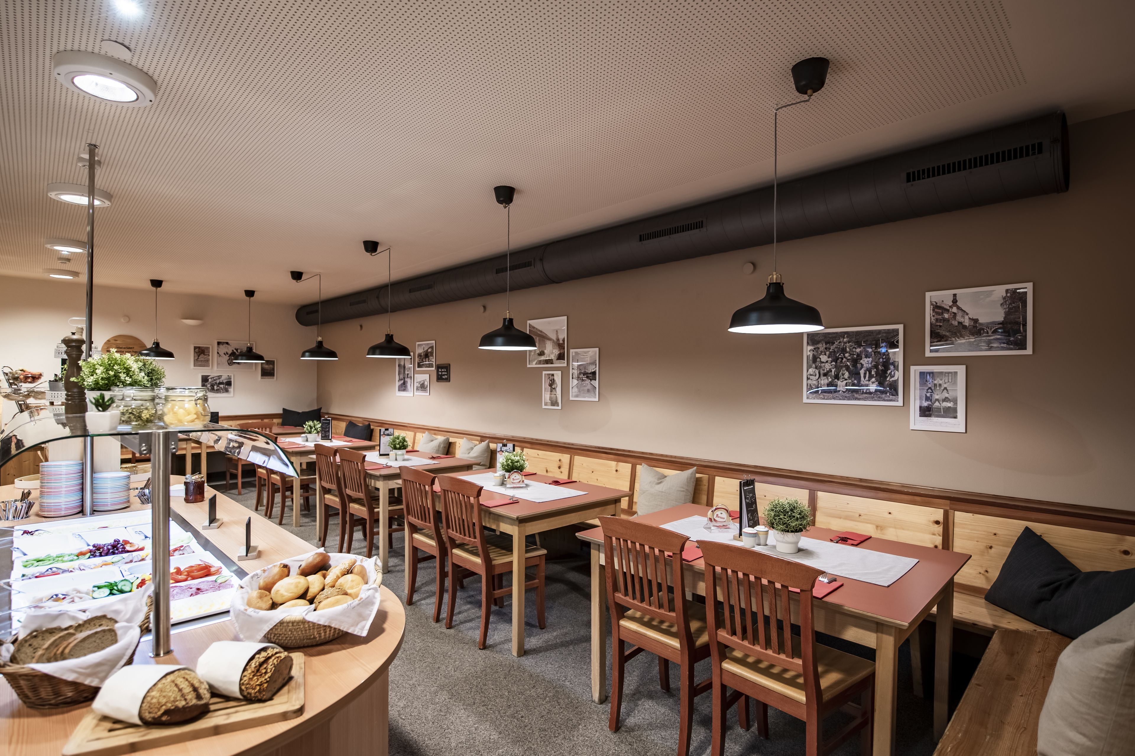 Desayuno buffet (EUR 18 por persona) 