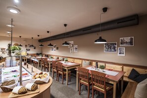 Petit déjeuner buffet (18 EUR par personne)