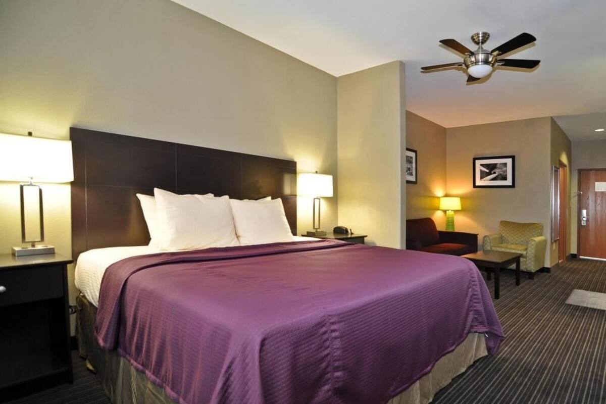 Desk, laptop workspace, iron/ironing board, free WiFi