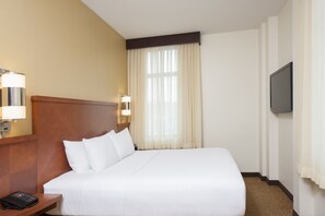 Hypo-allergenic bedding, desk, blackout drapes, iron/ironing board - Hyatt Place Des Moines/Downtown (Des Moines)