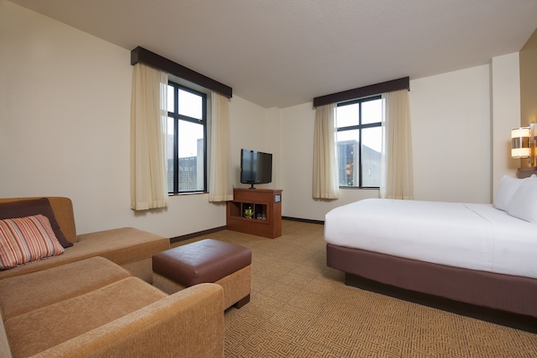 Camera, 1 letto king, ad angolo (With Sofa bed, Specialty) | Biancheria da letto ipoallergenica, una scrivania, tende oscuranti