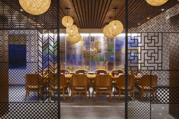 Breakfast and lunch served, garden views - Royal Singi Hotel (Kathmandu)