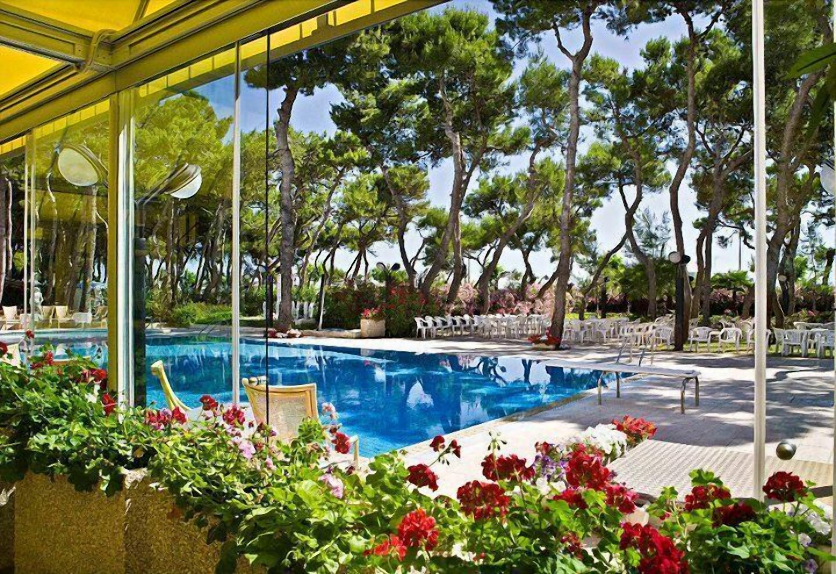 2 piscines extérieures, chaises longues