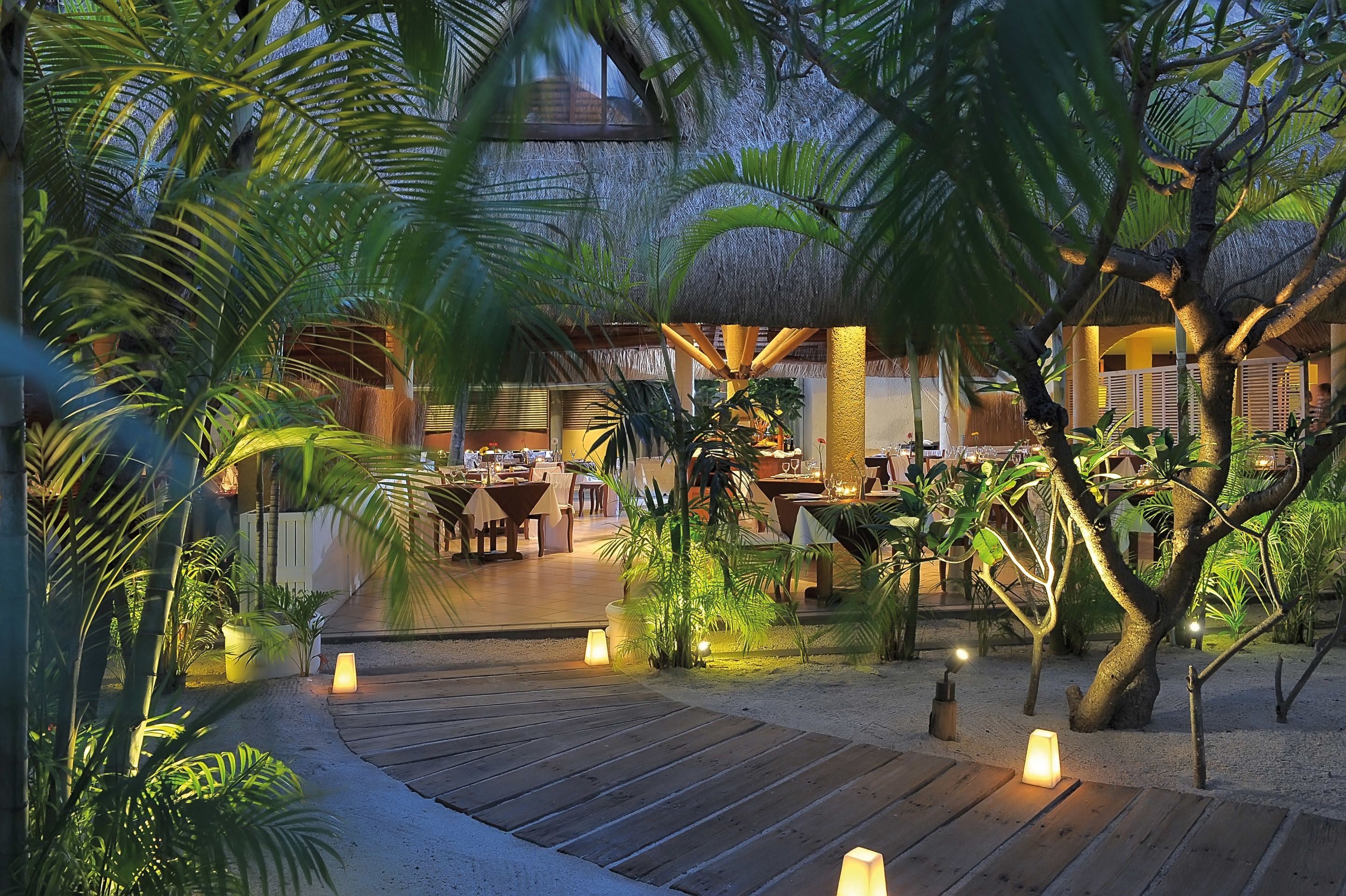 3 restaurants, breakfast served