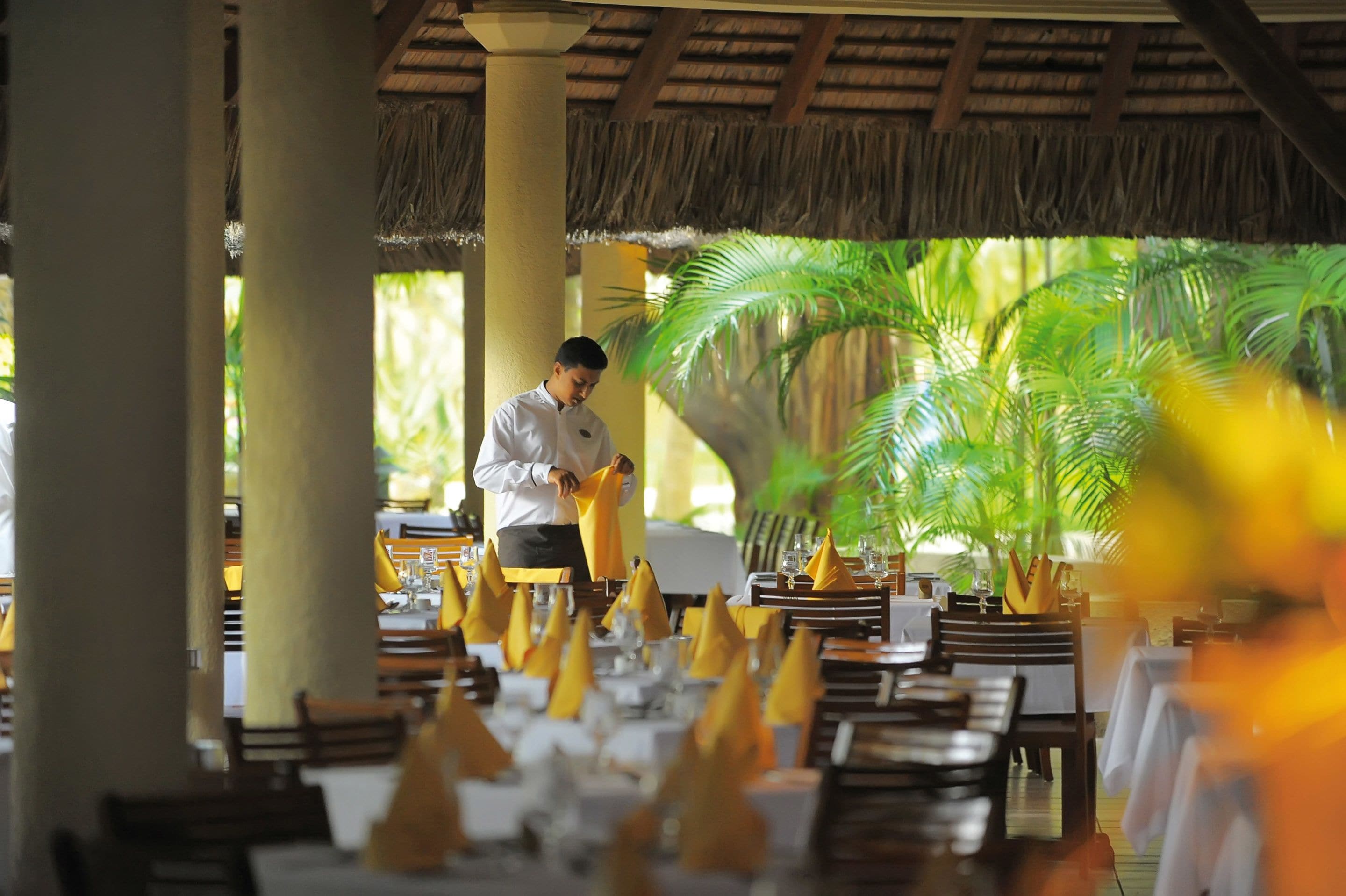 3 restaurants, breakfast served