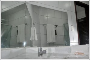 Dusche, Regendusche, kostenlose Toilettenartikel, Handtücher