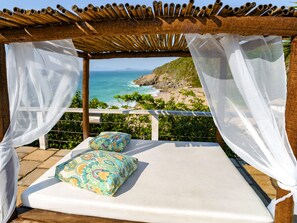 Alberca al aire libre y camastros