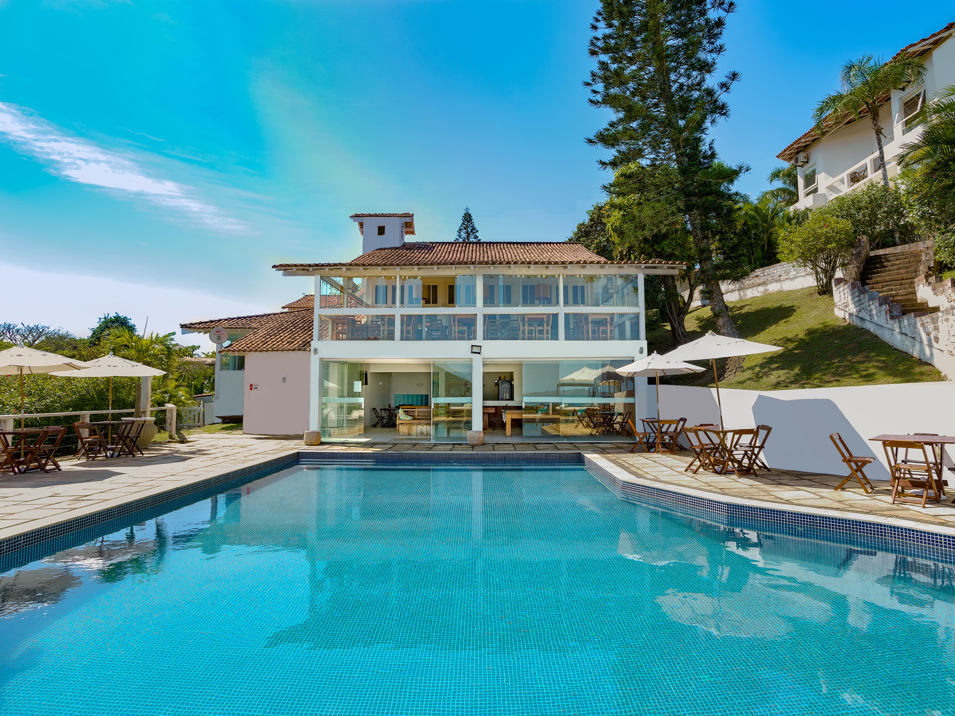 outdoor pool, pool loungers