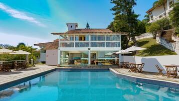 Utomhuspool och solstolar