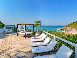 Alberca al aire libre y camastros