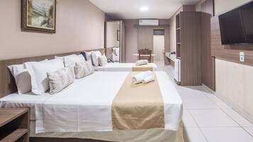 Chambre Luxe | Minibar, rideaux occultants, lits bébé (gratuits), Wi-Fi gratuit