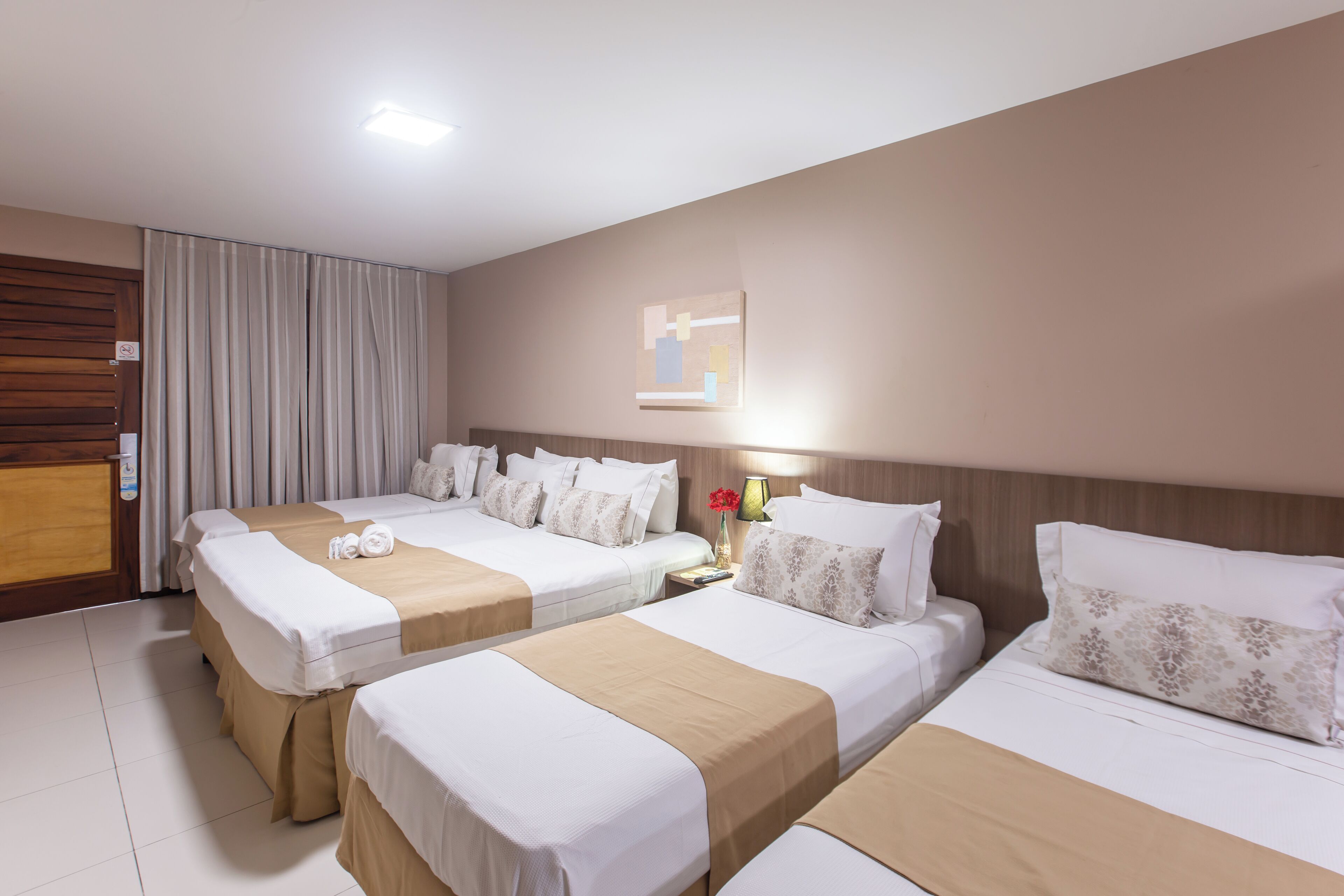 Quarto conforto | Frigobar, cortinas blackout, berços grátis, Wi-Fi de cortesia