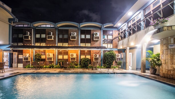 A hotel with a swimming pool, outdoor seating, and multiple air conditioning units. - Amuarama Hotel (Fortaleza)