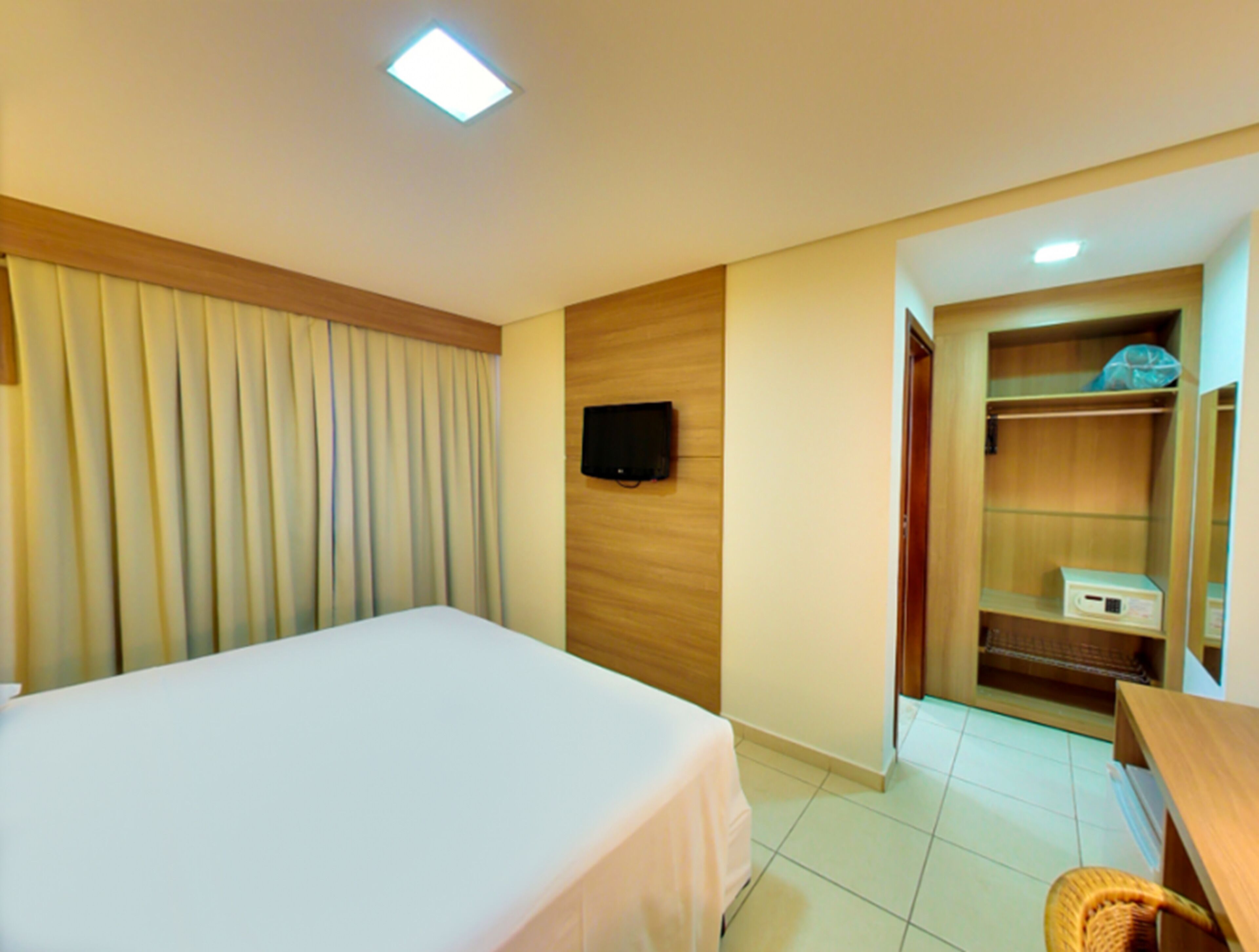 deluxe single room | minibar, in-room safe, desk, blackout curtains