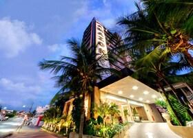 Un hotel de diseño moderno, con una estructura vertical destacada y una entrada bien iluminada.
