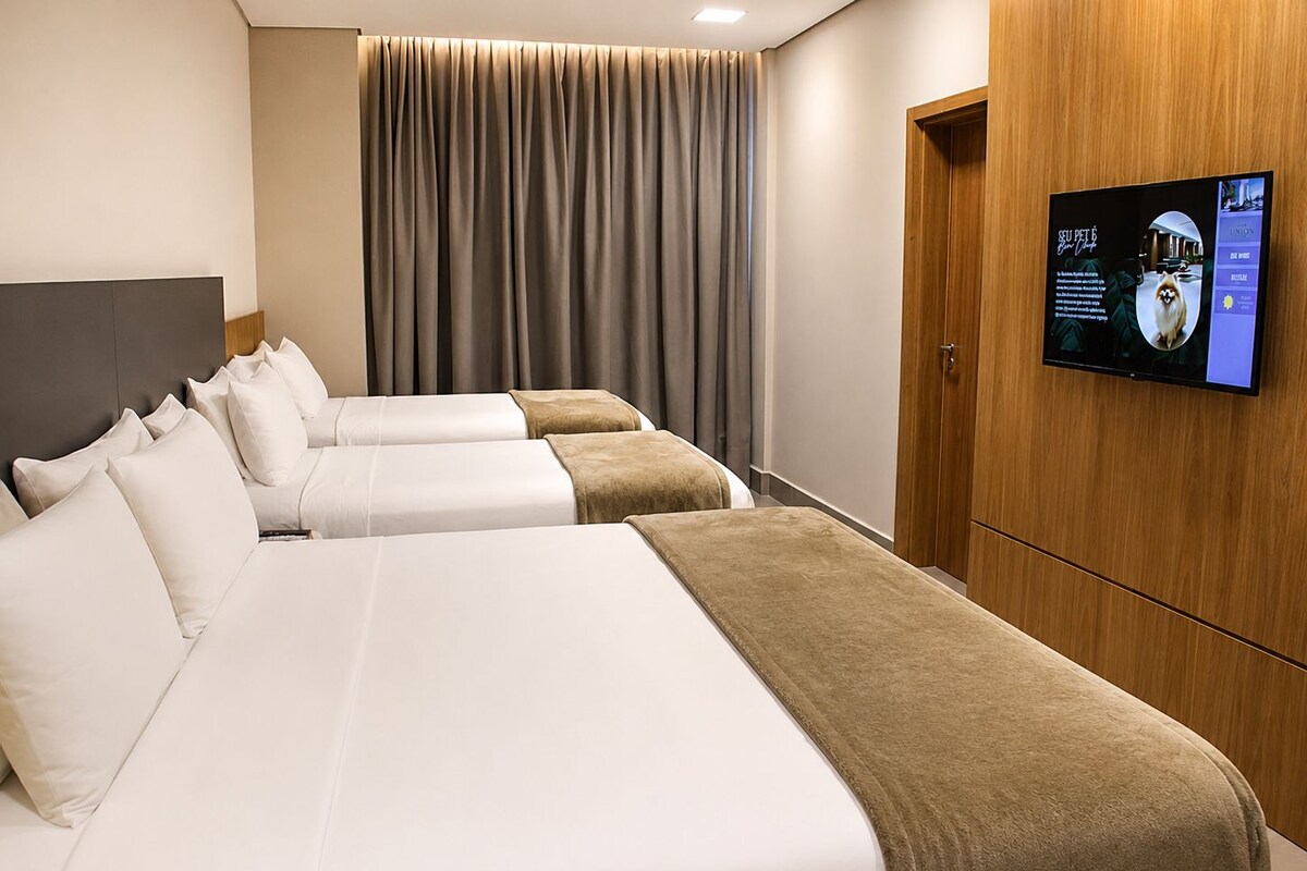 Kamar Triple Deluks | Minibar, brankas, meja kerja, dan tirai kedap cahaya