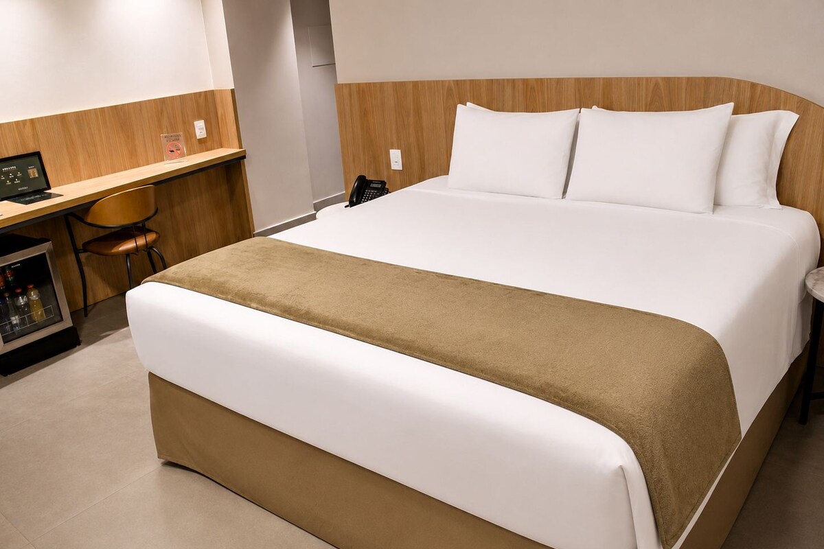 Kamar Double Deluks | Minibar, brankas, meja kerja, dan tirai kedap cahaya