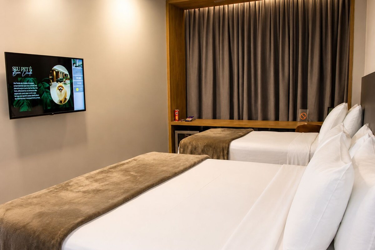 Kamar Twin Deluks | Minibar, brankas, meja kerja, dan tirai kedap cahaya
