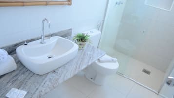 Ducha, secador de pelo, toallas, jabón