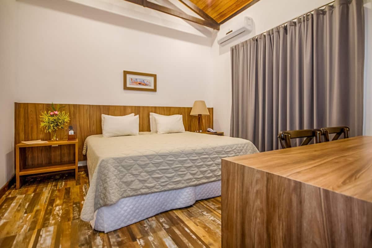 Pillowtop beds, in-room safe, WiFi (free), bed sheets
