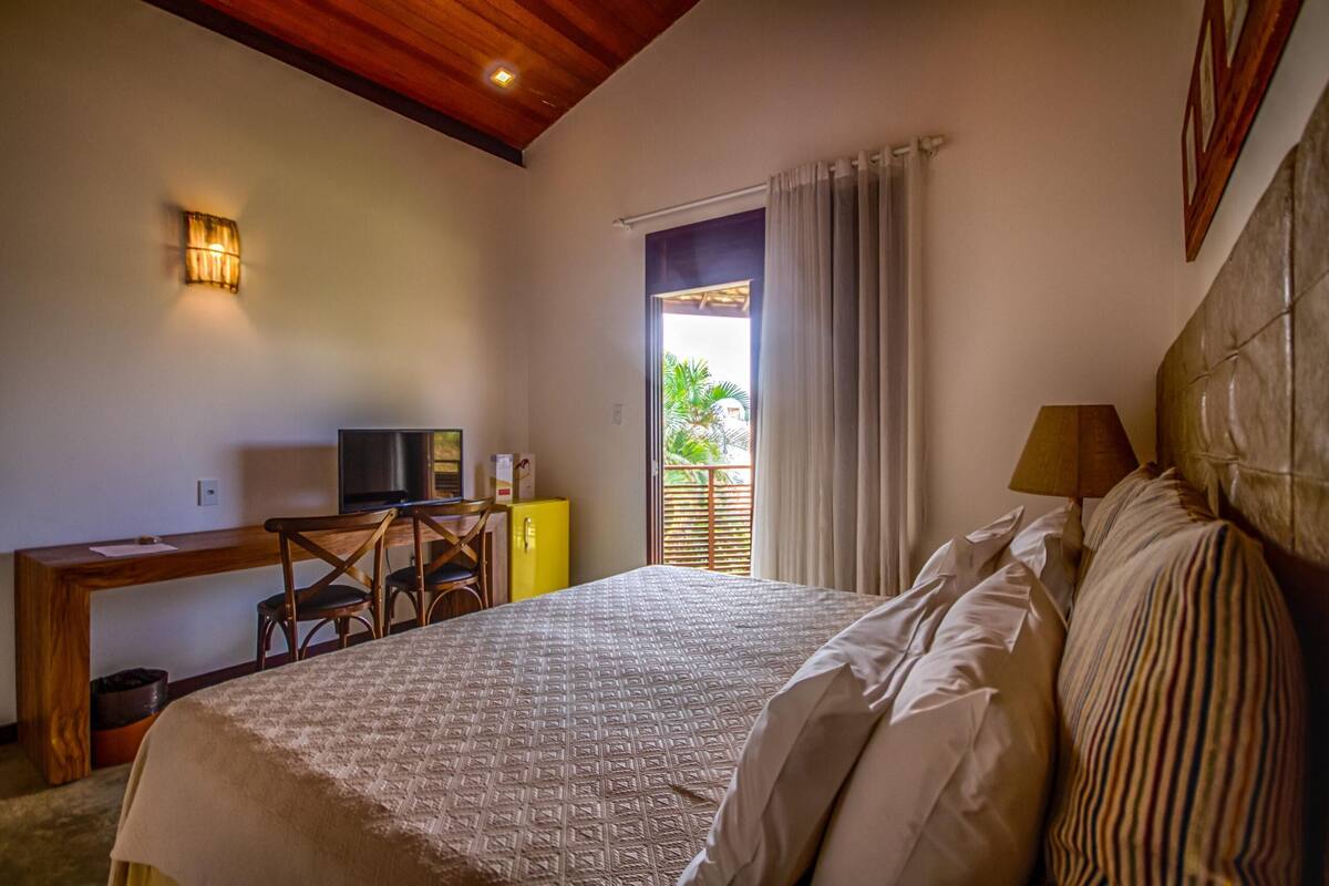 Pillowtop beds, in-room safe, WiFi (free), bed sheets