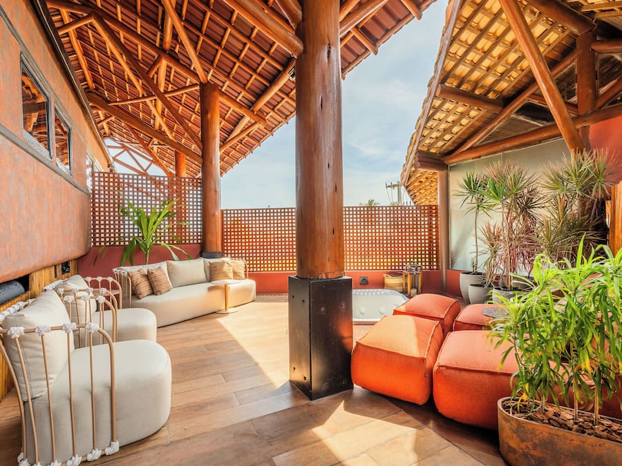 Colchones con pillow-top y caja de seguridad en la habitación