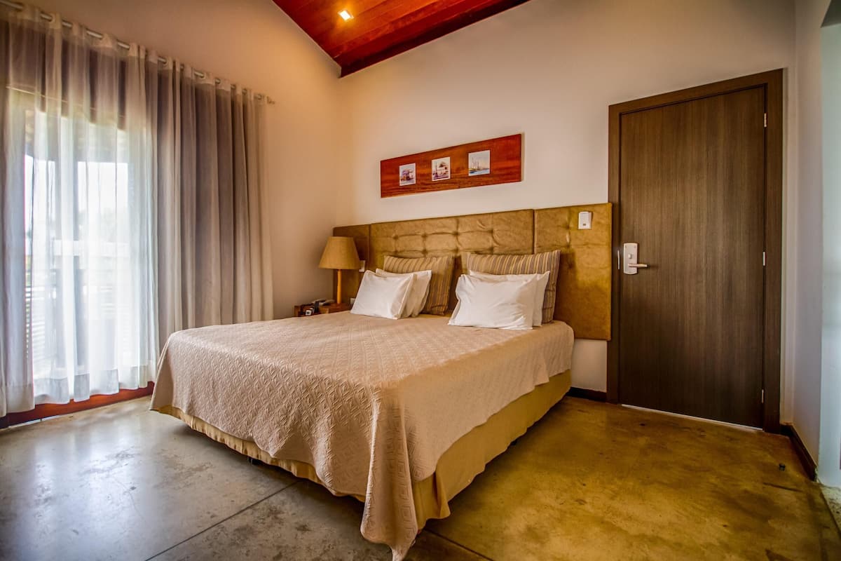 Pillowtop beds, in-room safe, free WiFi, bed sheets