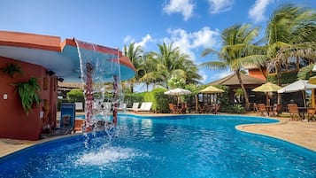 Piscina all'aperto, ombrelloni da piscina, lettini