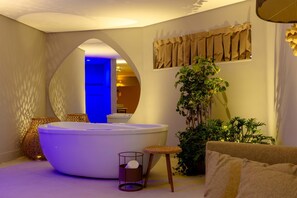 Design Studio Suite | Pillow-top beds, in-room safe, free WiFi, bed sheets