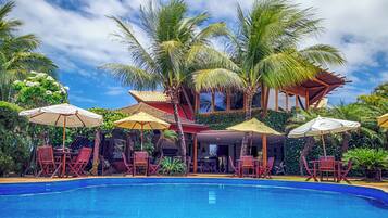 Piscina all'aperto, ombrelloni da piscina, lettini