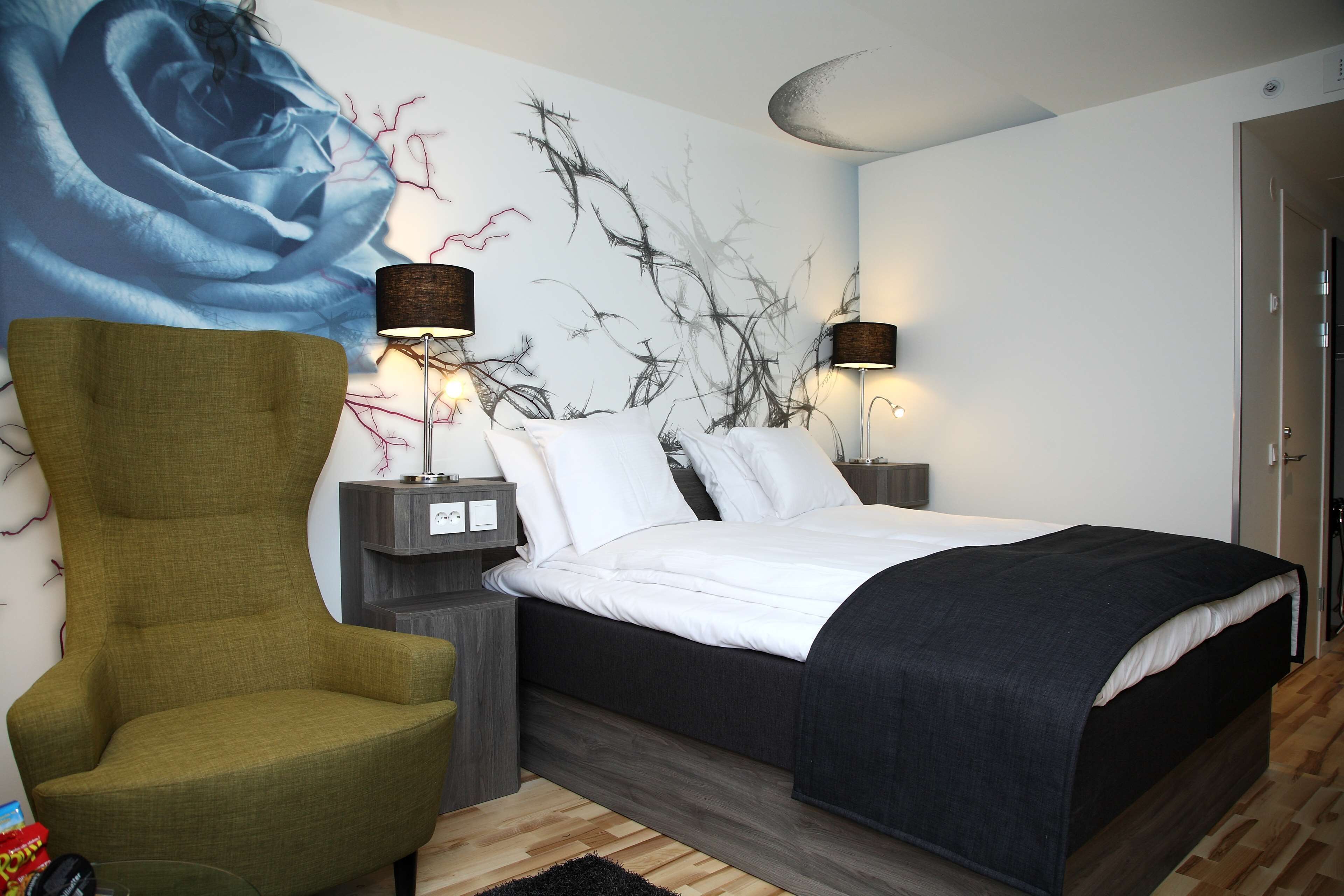 Standard Room, 1 King Bed | Desk, soundproofing, cribs (free), WiFi (free)