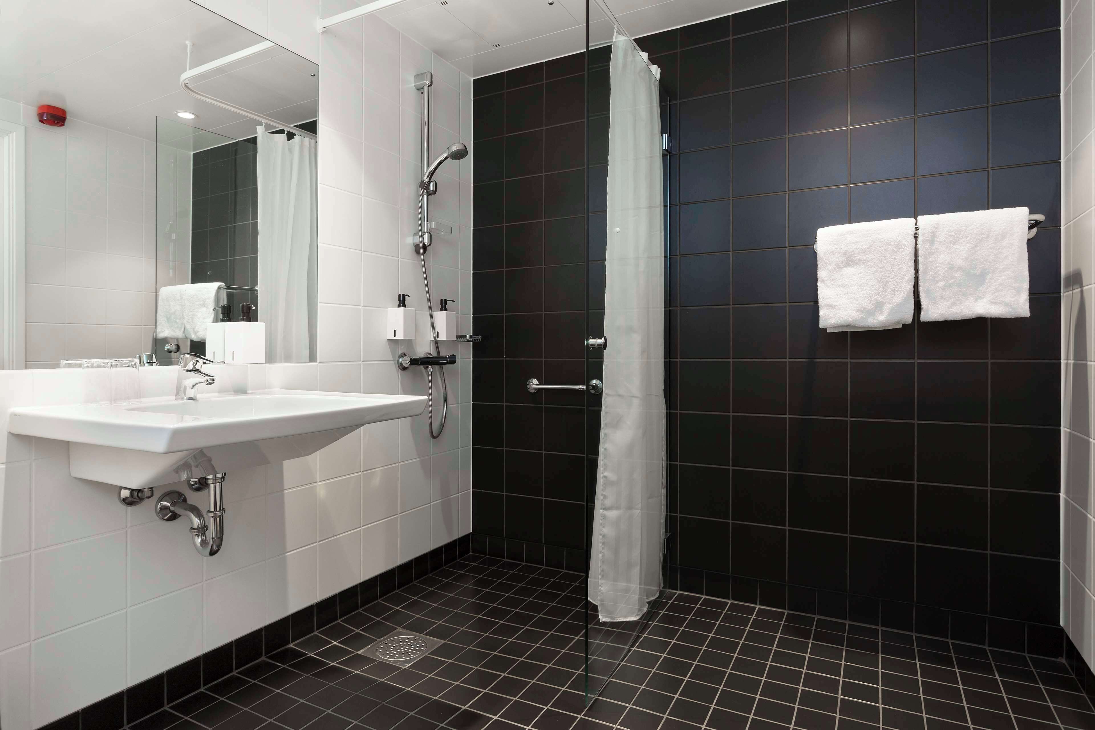 family room | desk, soundproofing, free cots/infant beds, free wifi