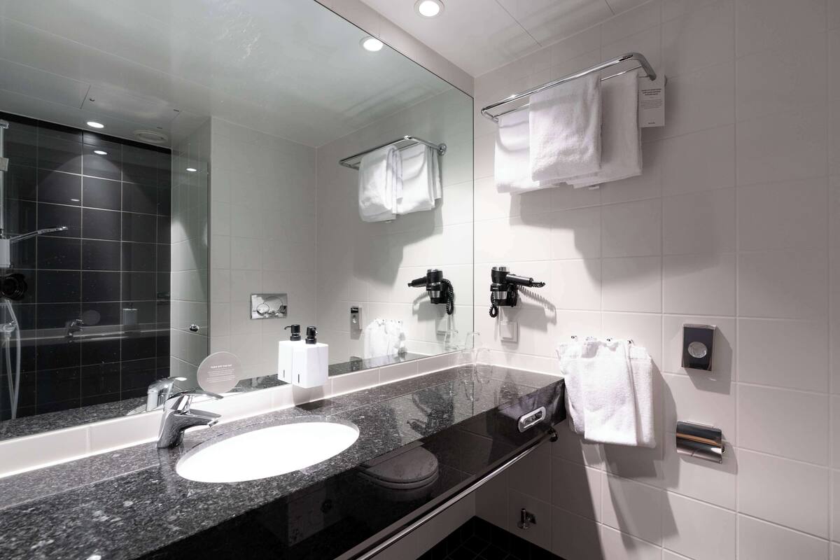 family room | desk, soundproofing, free cots/infant beds, free wifi